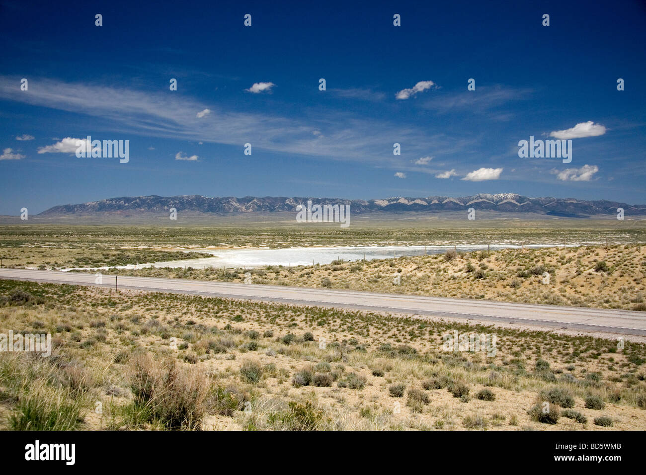 Autostrada attraverso l'alta pianura a nord di Rawlins Wyoming USA Foto Stock