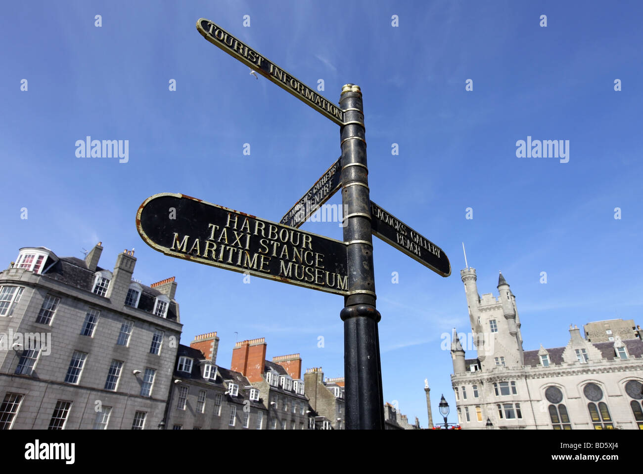 In vecchio stile street segni nel Castlegate di Aberdeen, Scozia, con l'edificio della Cittadella in background Foto Stock