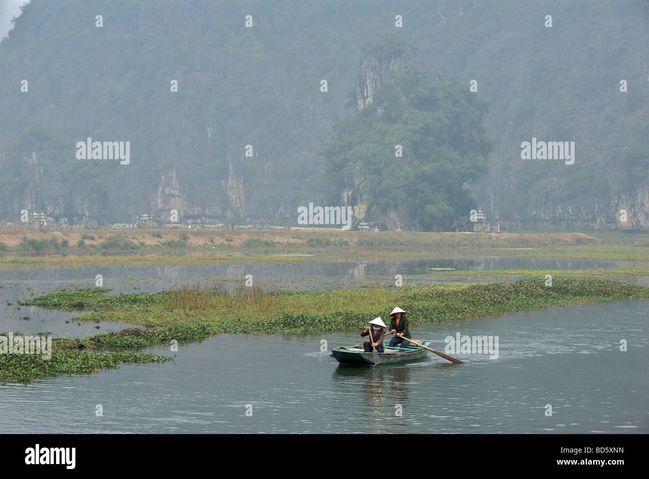 Due donne con cappelli conici barca a remi Ngo Dong River Tam Coc Ninh Binh Provincia Nord Vietnam Foto Stock