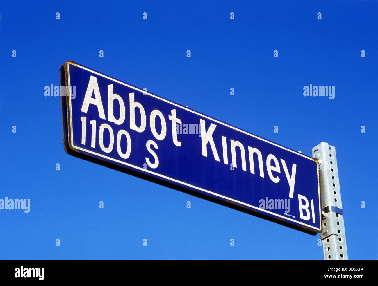 Un cartello stradale per Abbot Kinney Blvd. Foto Stock