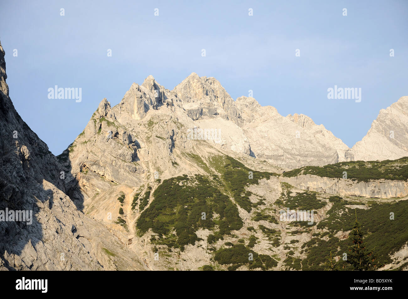 Vista in alpine picchi di montagna. Montagne del Wetterstein, Alpi tedesche Foto Stock