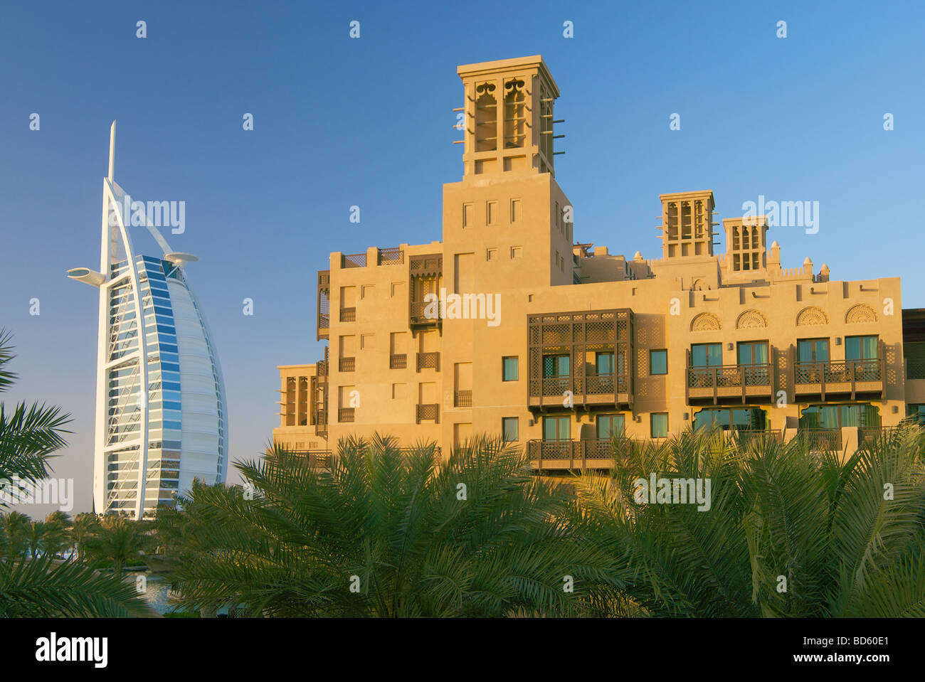 Vista del Burj Al Arab hotel dalla Madinat Jumeirah resort di lusso, Jumeirah, Dubai, Emirati arabi uniti (EAU) Foto Stock