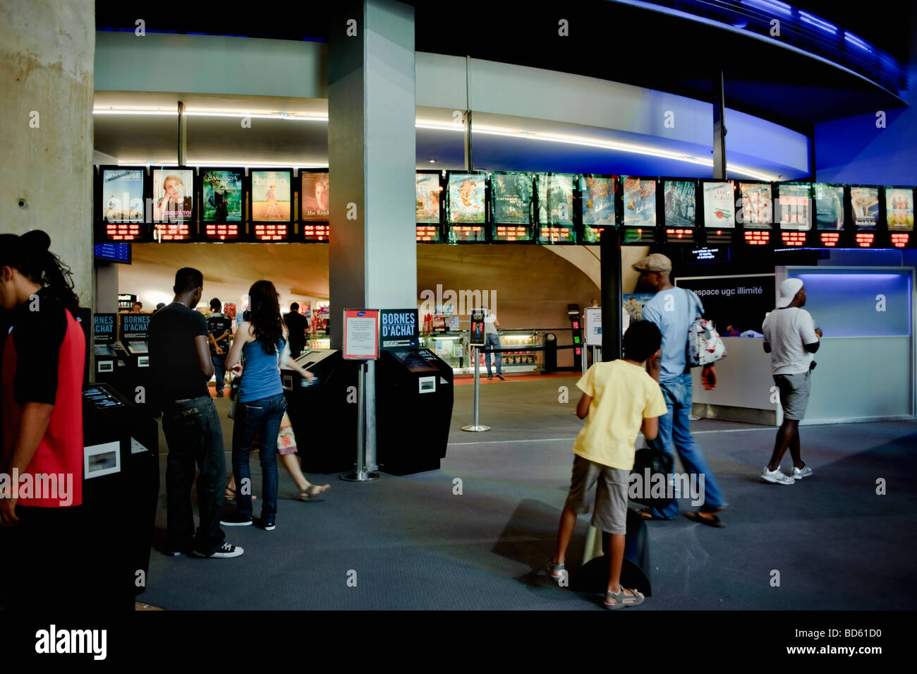 Parigi Francia, all'interno del cinema francese teatro UGC Les Halles' persone che acquistano biglietti da distributori automatici di fronte Hall di ingresso Foto Stock