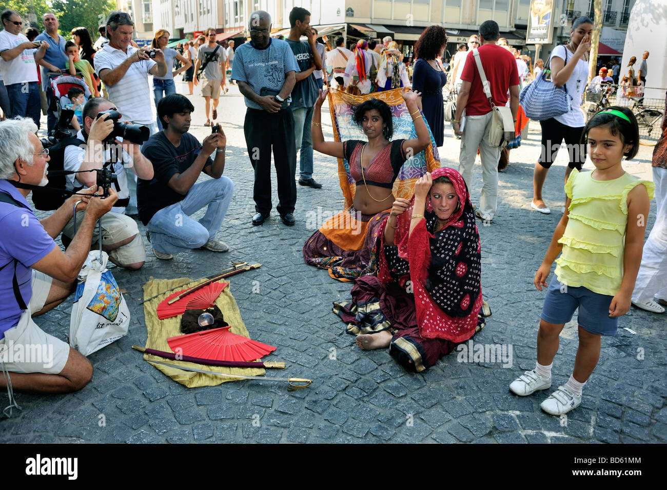 Parigi Francia, folla di turisti, fuori dal "Museo George Pompidou", guarda la ballerina indiana femminile, l'artista di strada in Plaza, il pubblico bambino Foto Stock