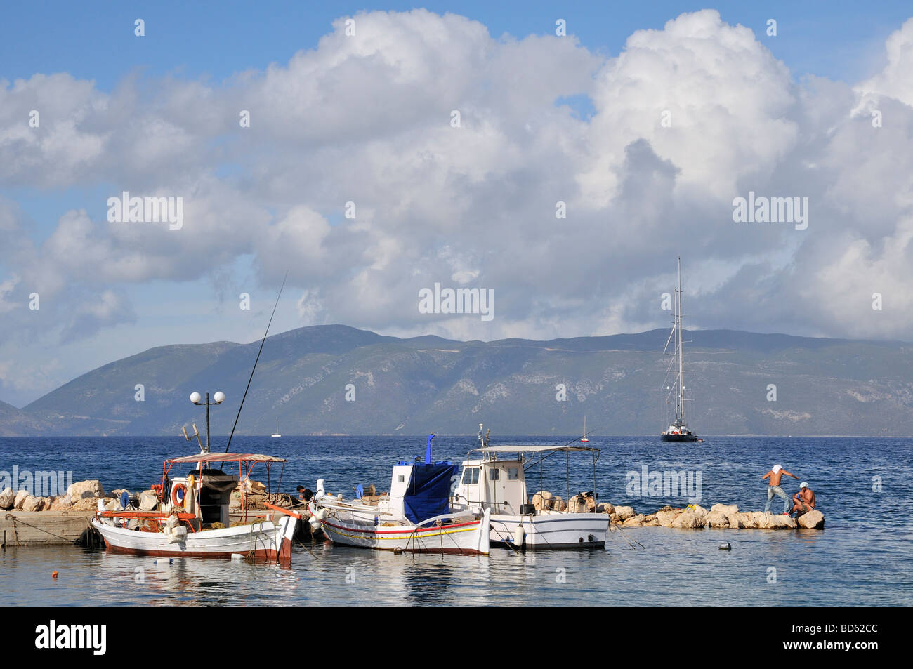 Pescatore greco presso il molo da Karavomylos Foto Stock
