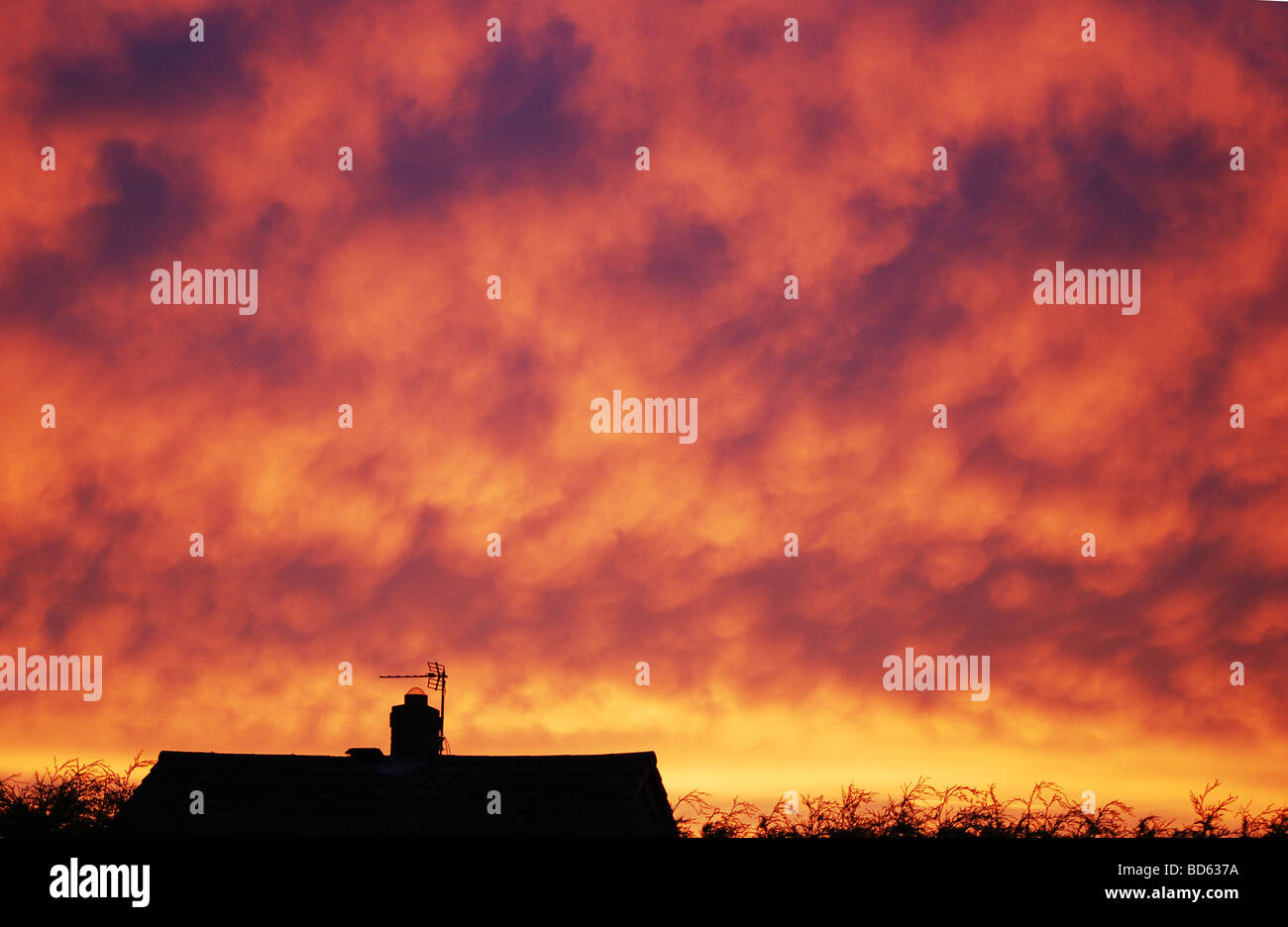 Nuvoloso Tramonto su una casa a Telford Shropshire, Foto Stock