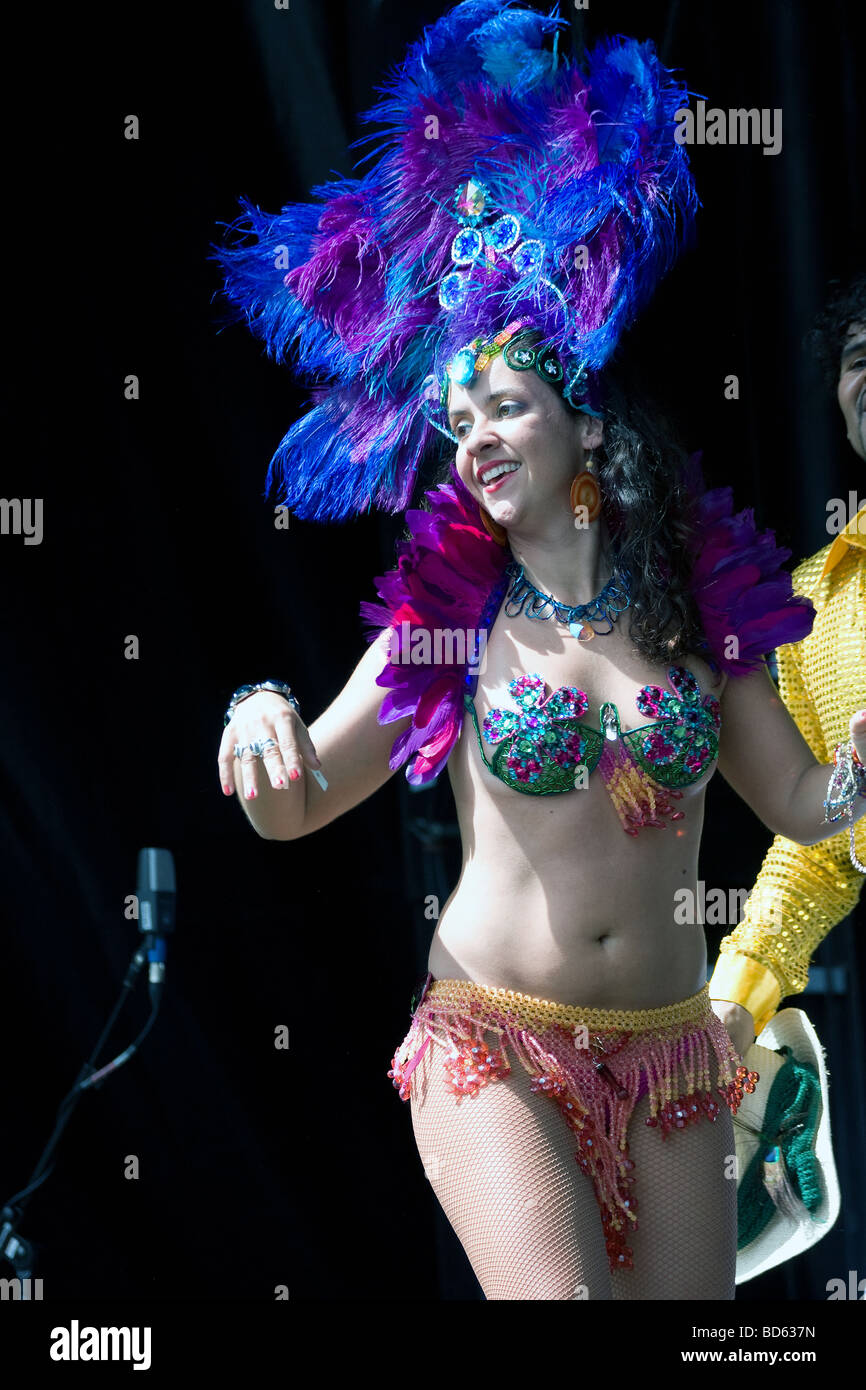 Brasil brasiliano femmina giovane cantante latino performer Carnaval del pueblo burgess park Londra Inghilterra Regno Unito Europa Foto Stock