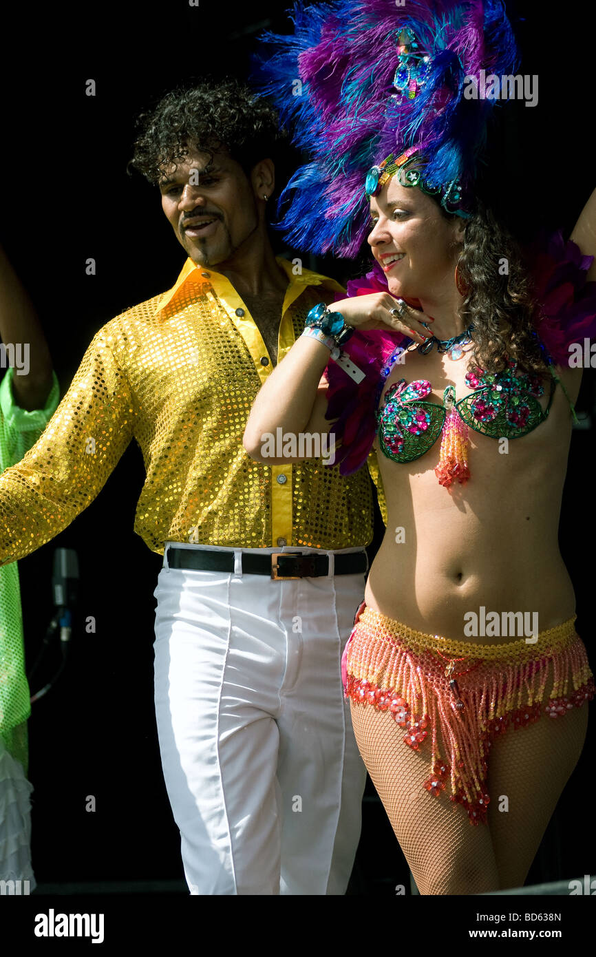 Brasil brasiliano giovane maschio femmina cantante latino performer Carnaval del pueblo burgess park Londra Inghilterra Regno Unito Europa Foto Stock