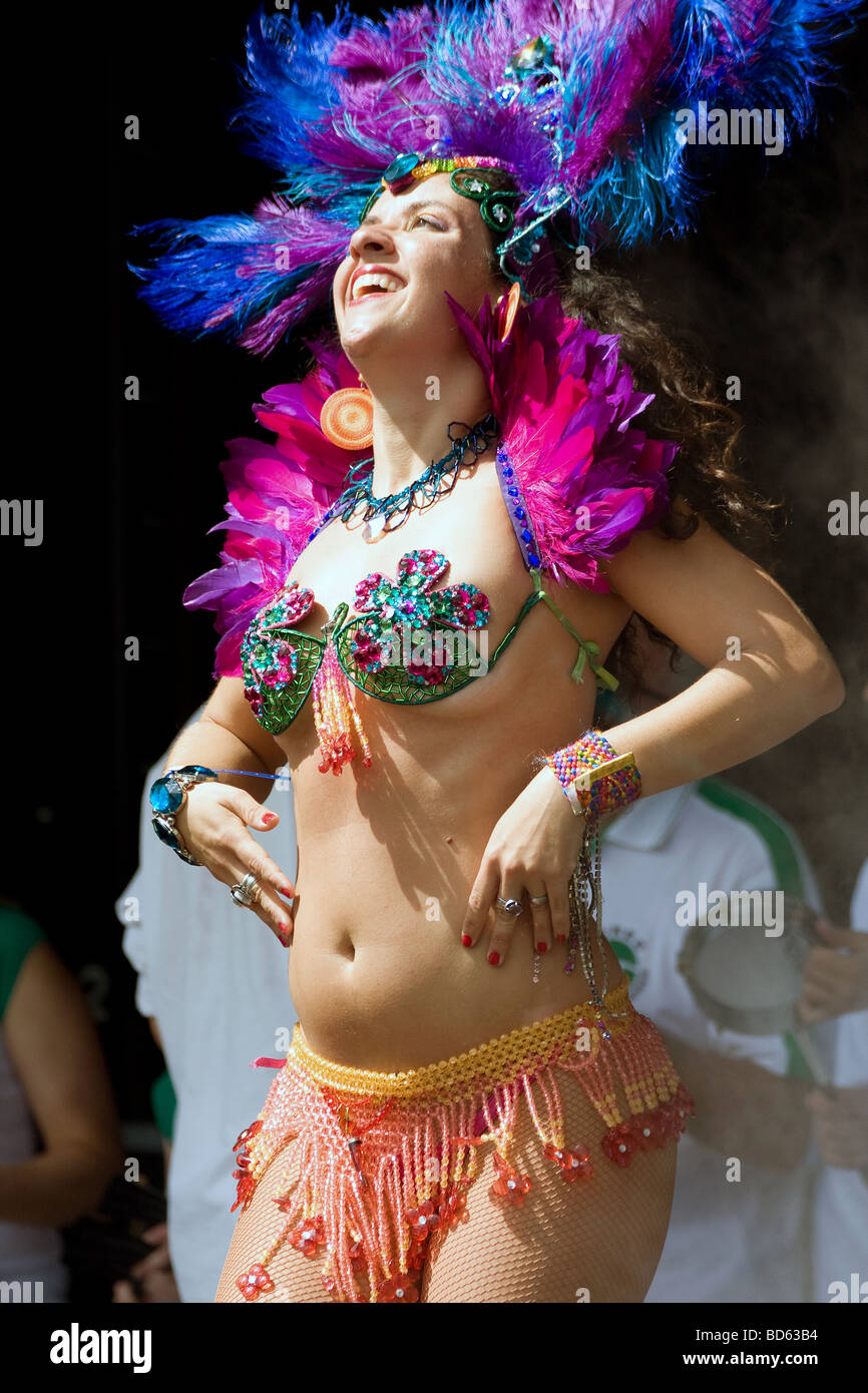 Brasil brasiliano femmina giovane cantante latino performer Carnaval del pueblo burgess park Londra Inghilterra Regno Unito Europa Foto Stock