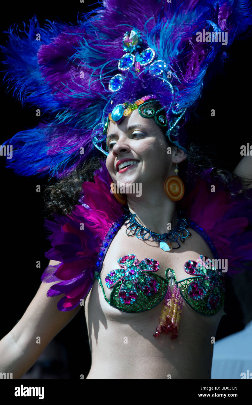 Brasil brasiliano femmina giovane cantante latino performer Carnaval del pueblo burgess park Londra Inghilterra Regno Unito Europa Foto Stock