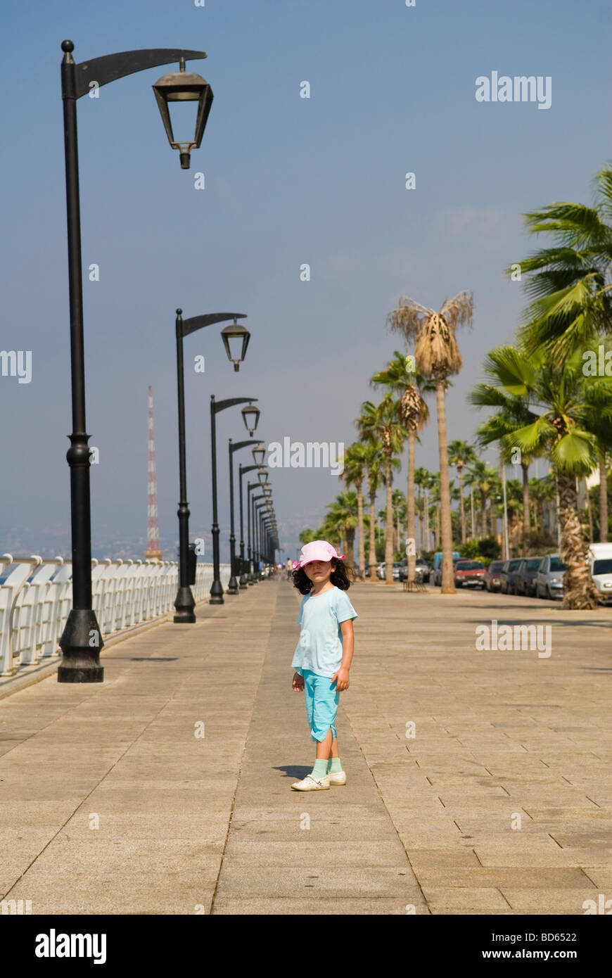 Bambina in piedi sul lungomare di Beirut Libano Medio Oriente Asia Foto Stock
