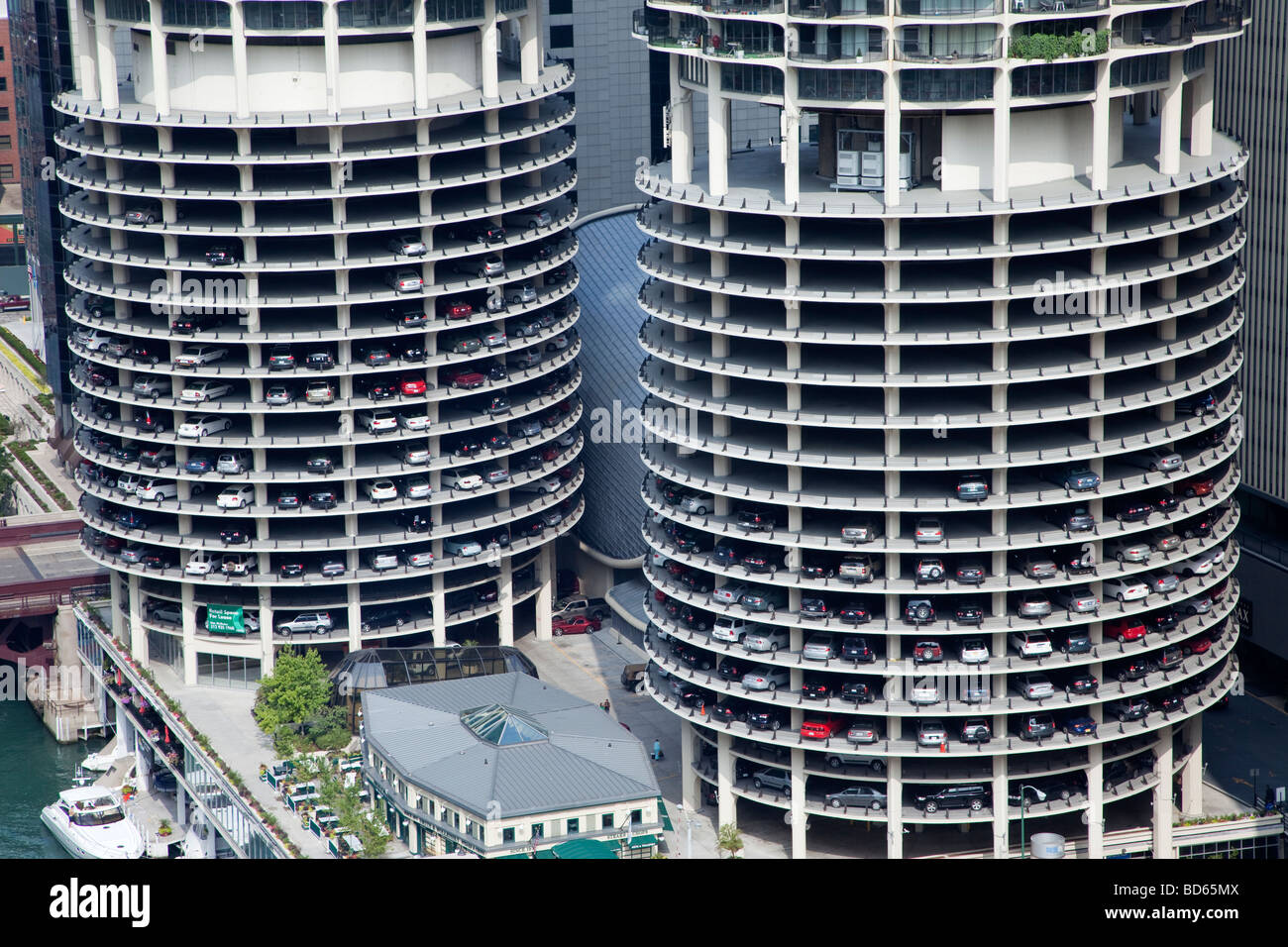 Chicago, Illinois. Marina Towers, progettato da Bertrand Goldberg. Barca Marina a Chicago River Edge. Foto Stock