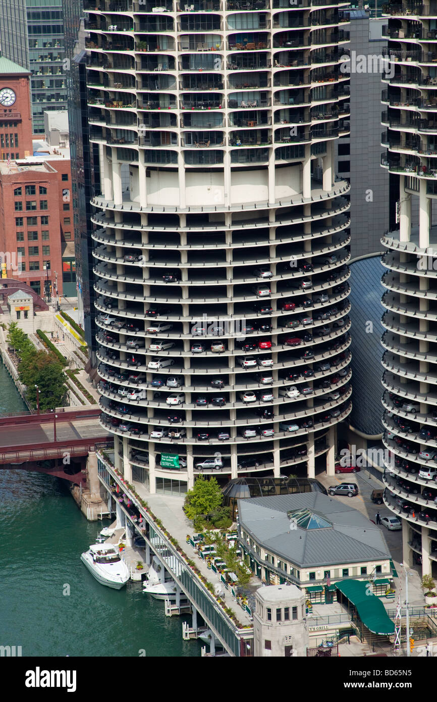 Chicago, Illinois. Marina Towers, progettato da Bertrand Goldberg. Barca Marina da Chicago River Edge. Foto Stock