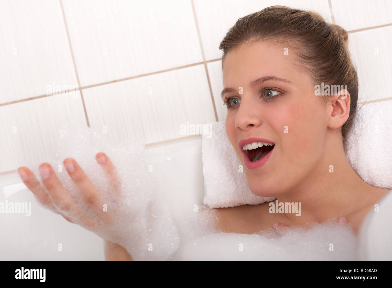Cura del corpo - Giovane donna godendo il bagno con schiuma Foto Stock