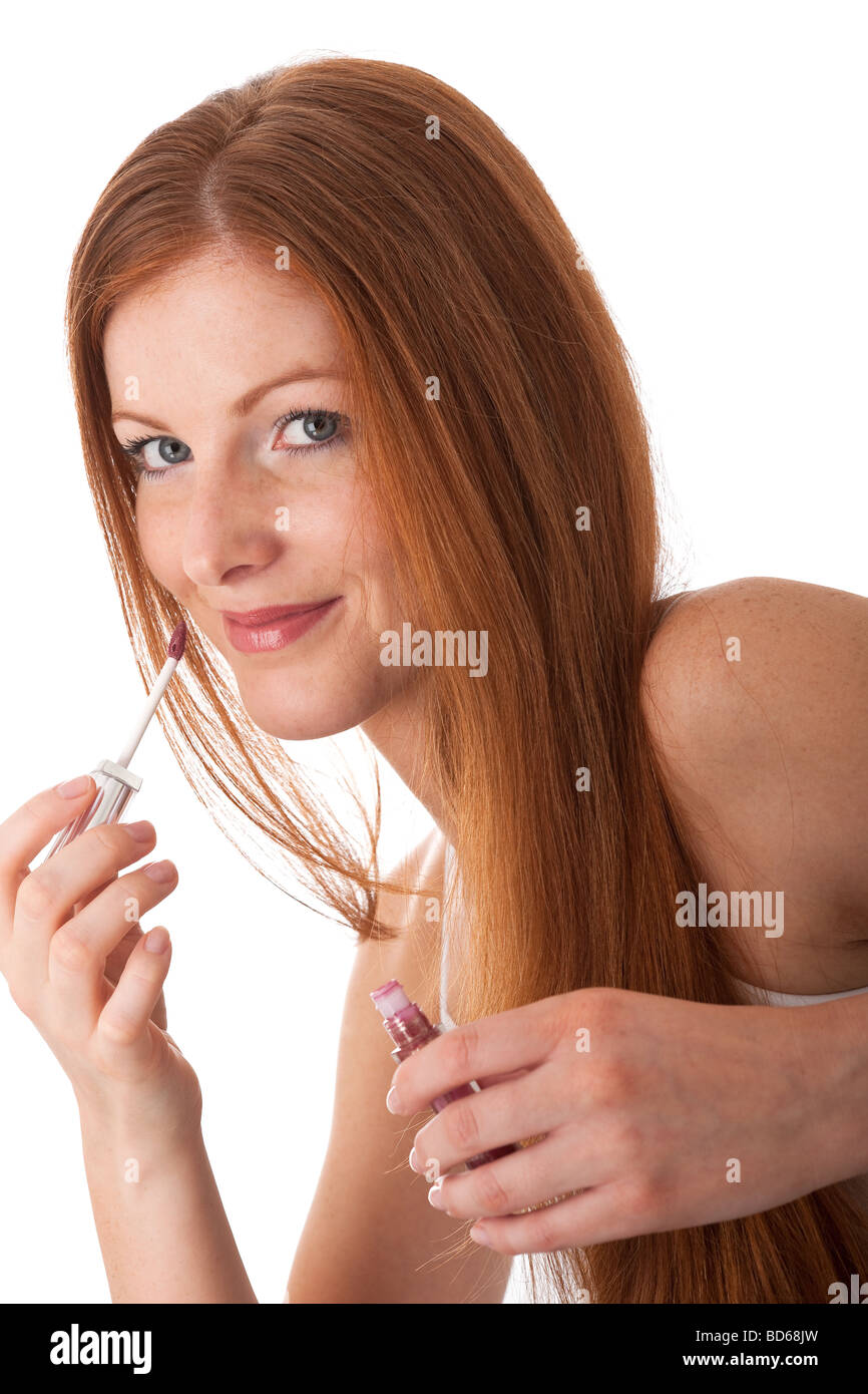 Cura del corpo - sorridente capelli rossi donna rossetto su sfondo bianco Foto Stock