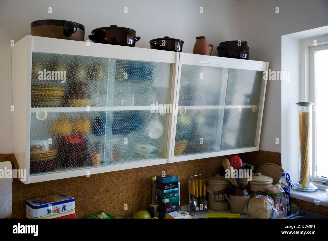 Retrò degli anni cinquanta lo stile di mobili da cucina Foto Stock
