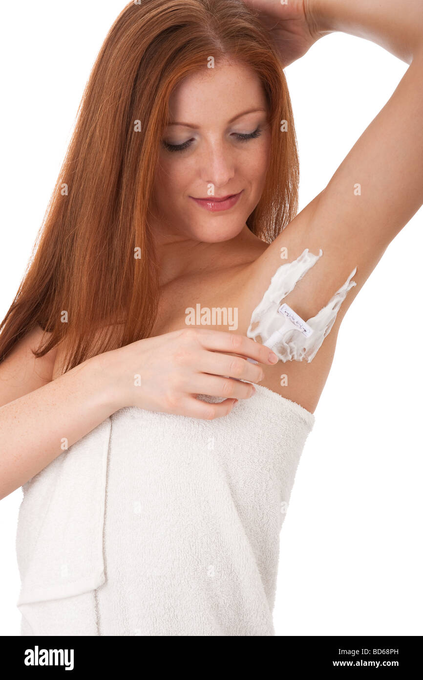 Cura del corpo - una giovane donna di rasatura delle ascelle di lei su sfondo bianco Foto Stock