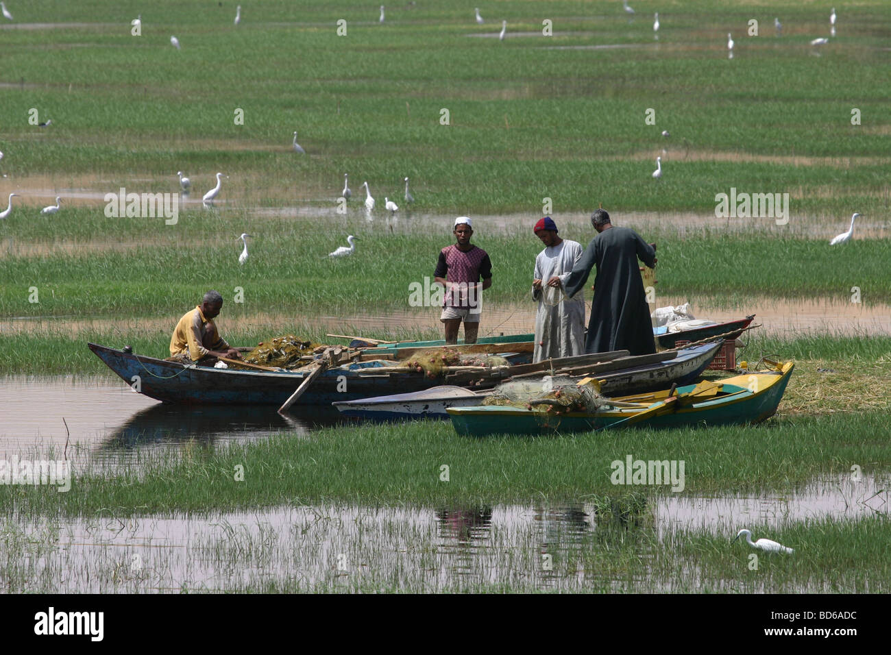 I pescatori di controllare le loro reti sul Fiume Nilo Foto Stock