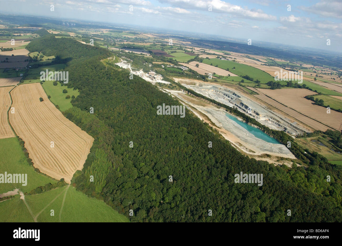 Vista aerea di Wenlock Edge e cava in Shropshire England Regno Unito Foto Stock