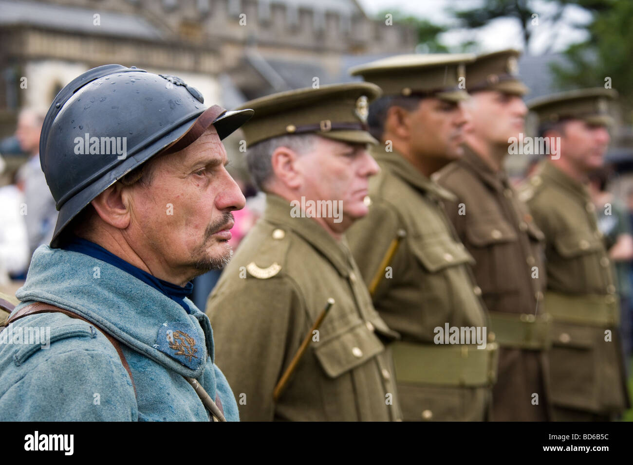 Rievocazione storica i soldati in guerra mondiale si uniformi al funerale di WW1 veterano Harry Patch a Cattedrale di Wells Foto Stock