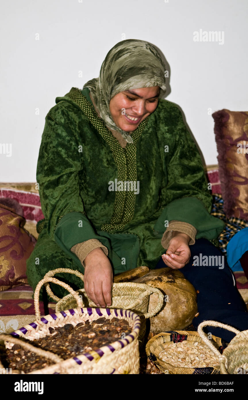Le donne che lavorano nella produzione di olio di Argan un famoso olio dal Marocco. Foto Stock