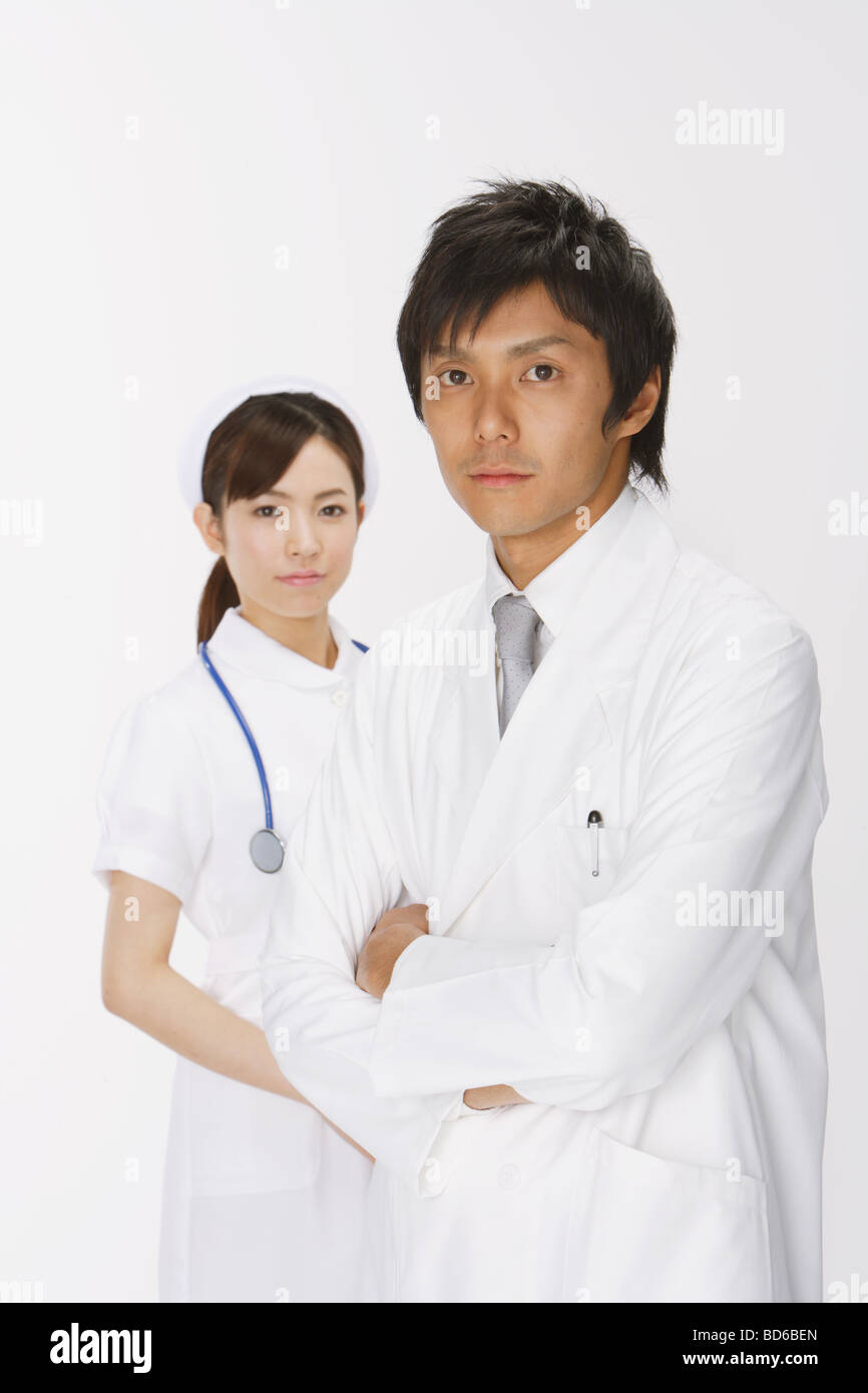 Infermiera femmina in piedi con connettore maschio di tipo medico Foto Stock