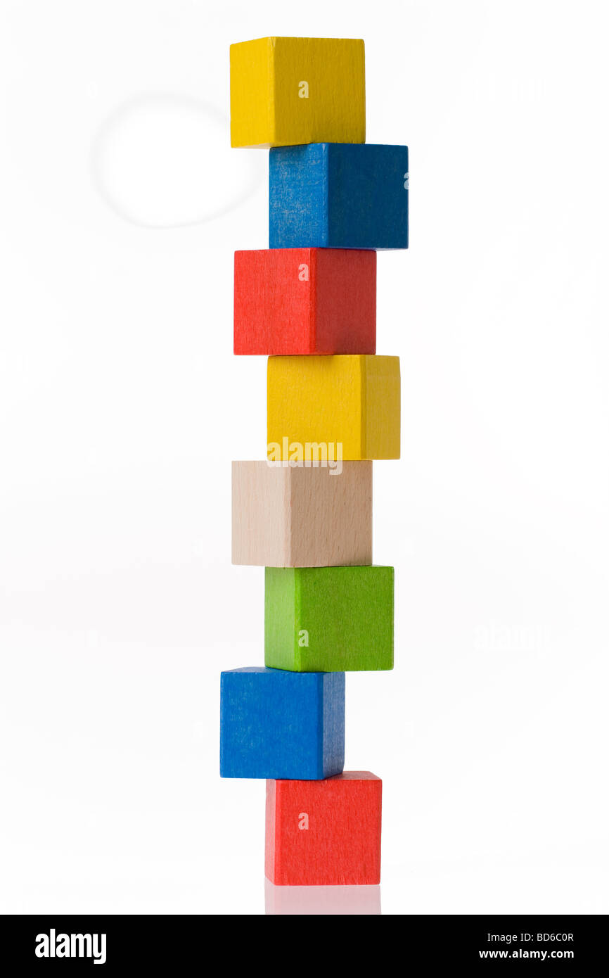 Giocattolo di legno blocchi su sfondo bianco Foto Stock