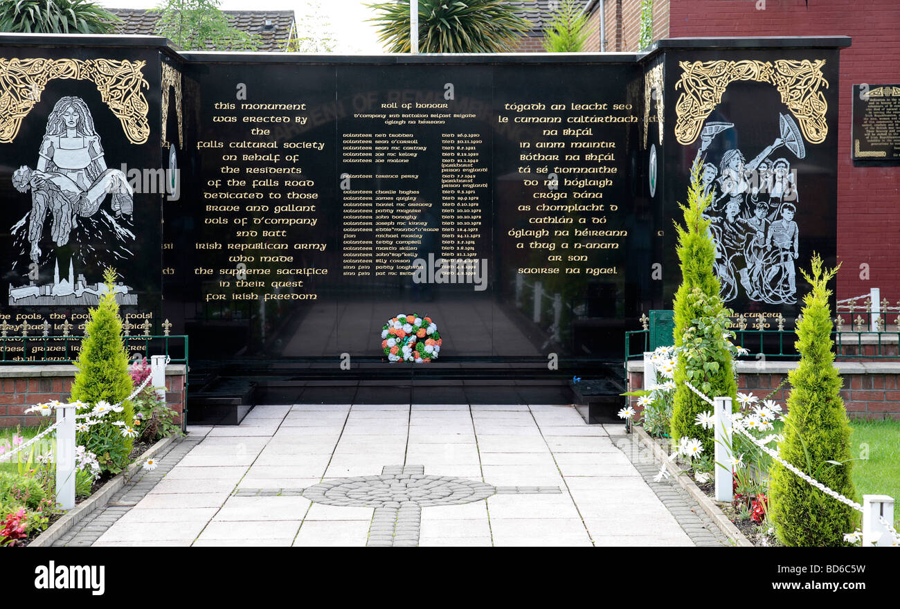 Ricordo giardino, Falls Road, West Belfast, Irlanda del Nord di commemmorate IRA volontari che 'made il supremo sacrificio". Foto Stock