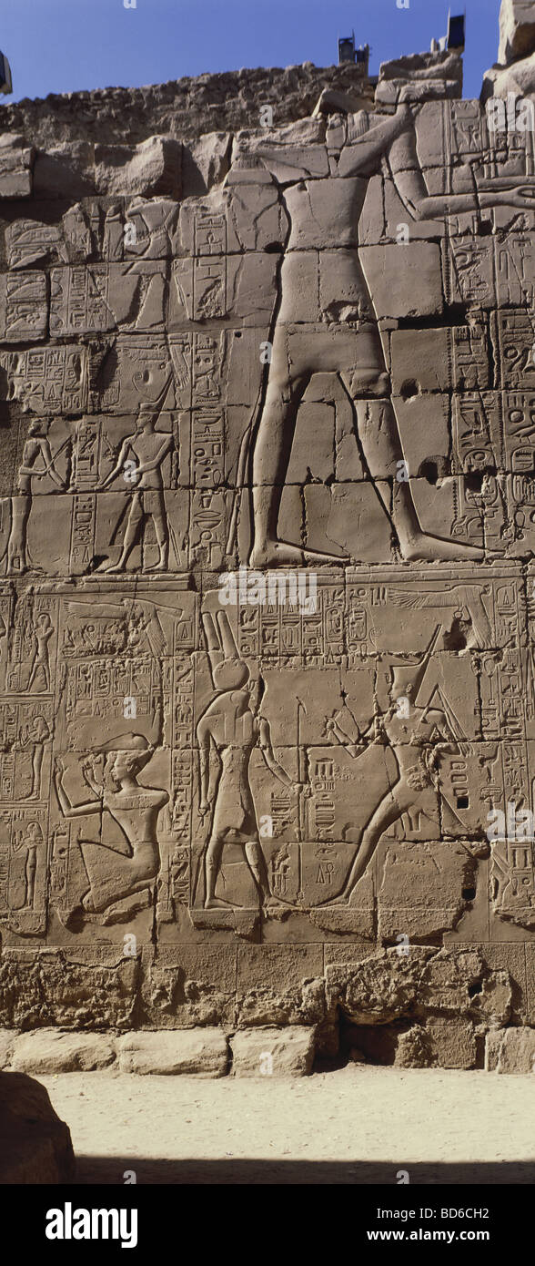 Geografia / viaggio, Egitto, Karnak, Tempio di Amun-Re, Re Ramesse II (circa 1290 - 1224 a.C., Dinastia 19th) e Dio Menthu, rilievo, Sala Grande Hypostyle, nuovo Regno, Amun, Re, scavo, Tebe, mondo antico, antichità, belle arti, scultura, religione, Africa, storico, patrimonio culturale mondiale dell'UNESCO / Siti, mondo antico, Foto Stock