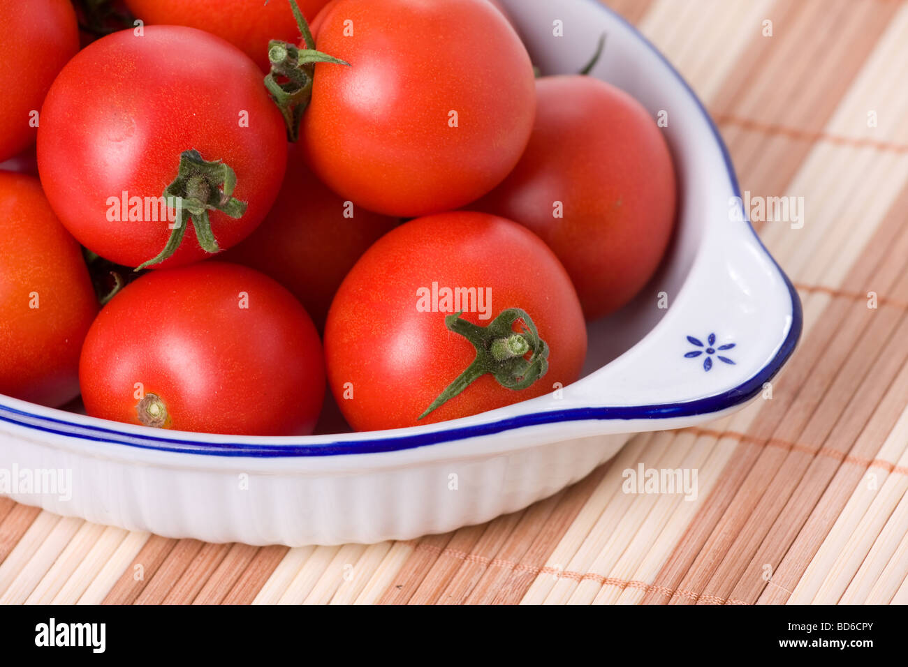 Il rosso dei pomodori in porcellana piatto Foto Stock