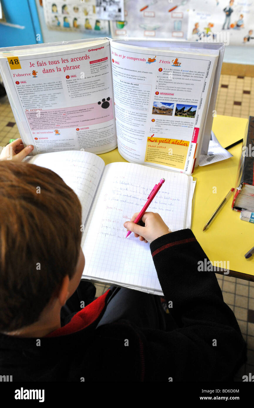 La scuola primaria : allievo di 'CE2' (secondo anno nella scuola primaria) Foto Stock