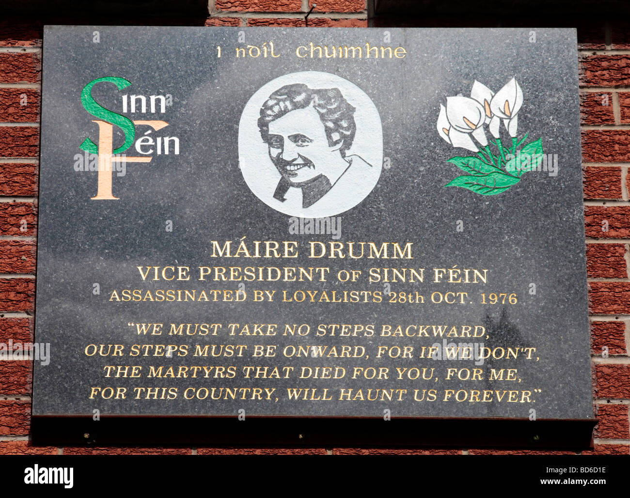 Lapide commemorativa Maire Drumm, il Vice presidente del Sinn Fein, chi era stato "assassinato da lealisti il 28 ottobre 1976" Foto Stock