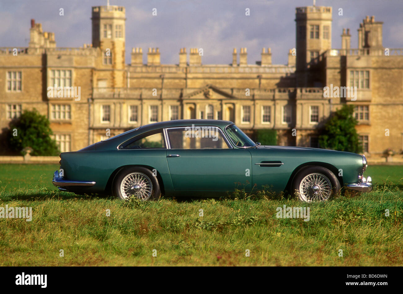 Aston Martin DB4 parcheggiato di fronte a una casa di paese inglese Castle Ashby nel Northamptonshire REGNO UNITO Foto Stock