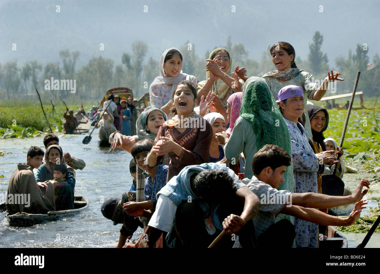 I sostenitori del Jammu e Kashmir Conferenza Nazionale presidente Omar Abdullah cantare in un rally per lui su Dal lago nella capitale Foto Stock