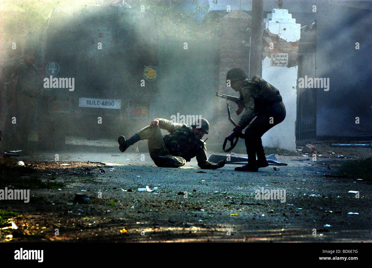 SRINAGAR KASHMIR SEPT 24 Sicurezza dei confini vigore troopers Esegui di copertura come essi lavare due militanti islamici rintanato all'interno di un Foto Stock