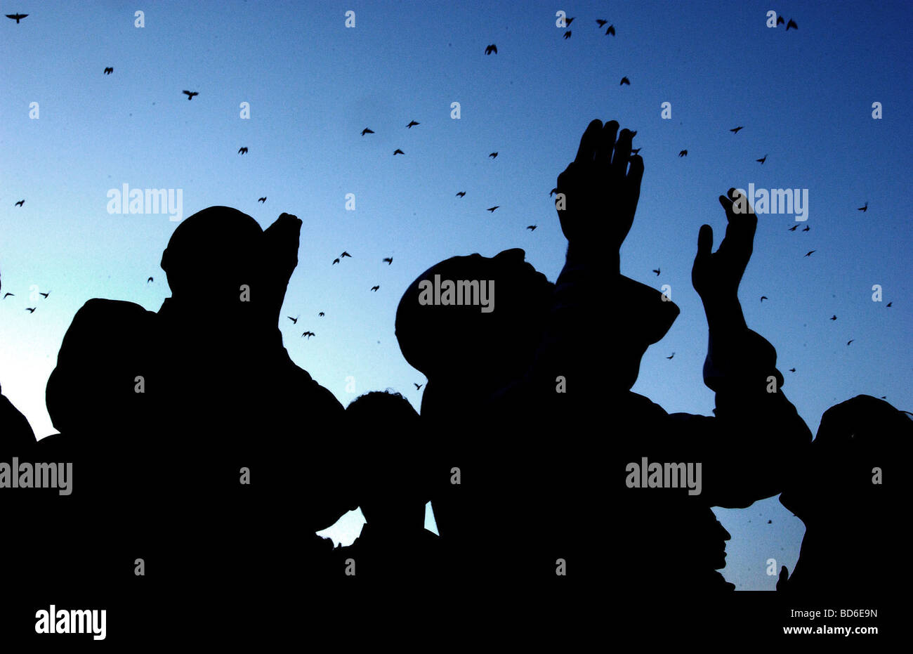 Migliaia di musulmani provenienti da tutto il Kashmir visitare Hazratbal un profeta s posto che alloggia un soffio che i musulmani credono proviene Foto Stock