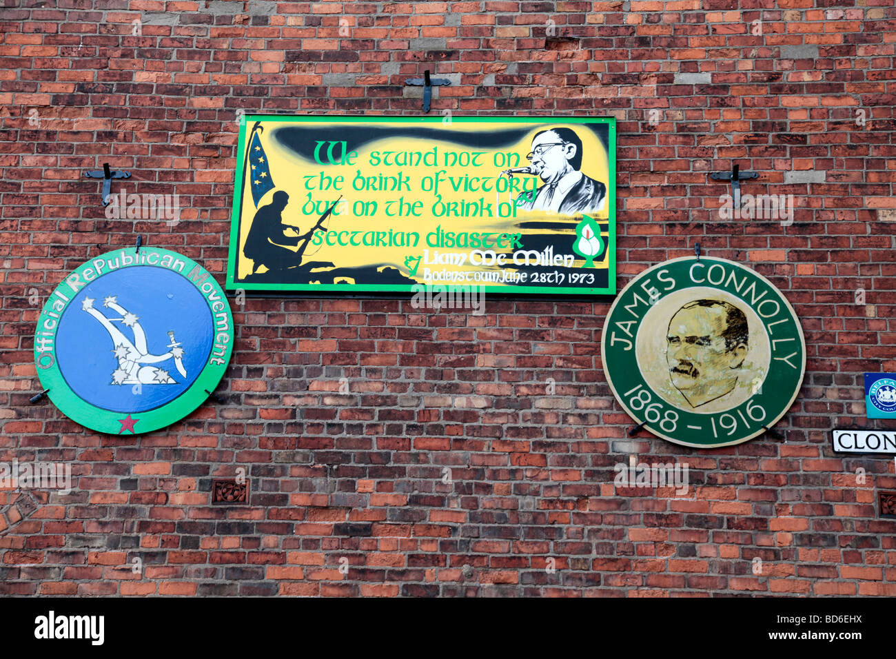 Tre placche su un muro nella parte occidentale di Belfast, James Connolly, Liam McMillan, ufficiale e movimento repubblicano Foto Stock