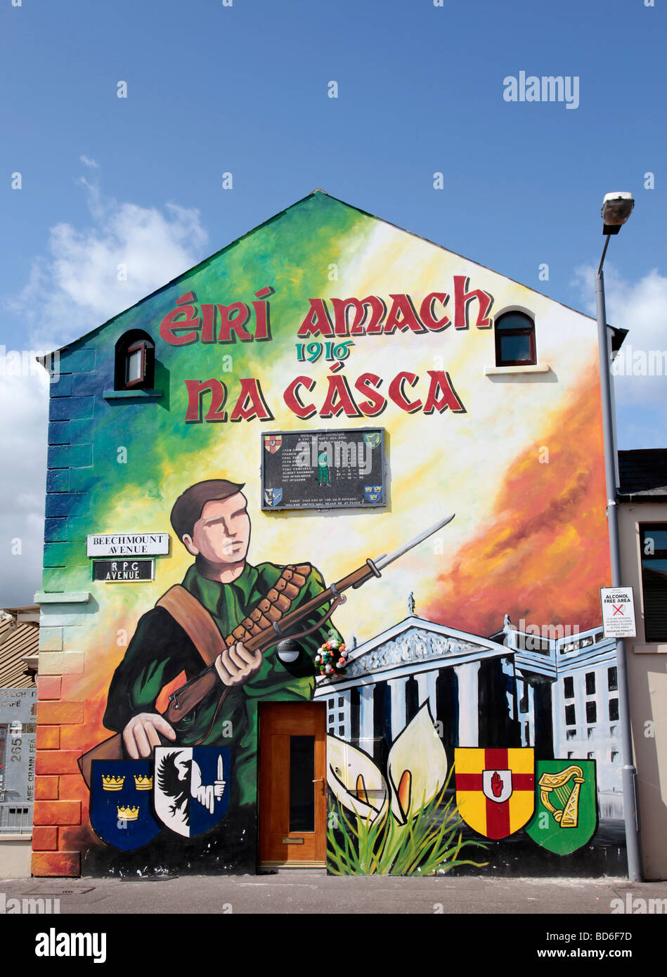 Murale nel Falls Road area della parte occidentale di Belfast, commemmorating la sollevazione di Pasqua del 1916 - Eiri amach na casca in gaelico. Foto Stock