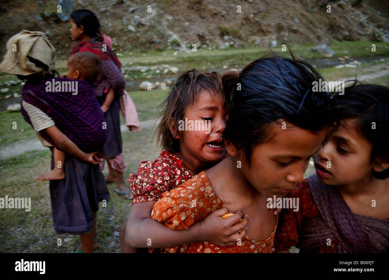 Distretto di RUKUM NEPAL 15 aprile 2004 i bambini piangono in un piccolo villaggio nel distretto di Rukum 15 aprile 2004 Ill in dotazione alle forze di sicurezza Foto Stock