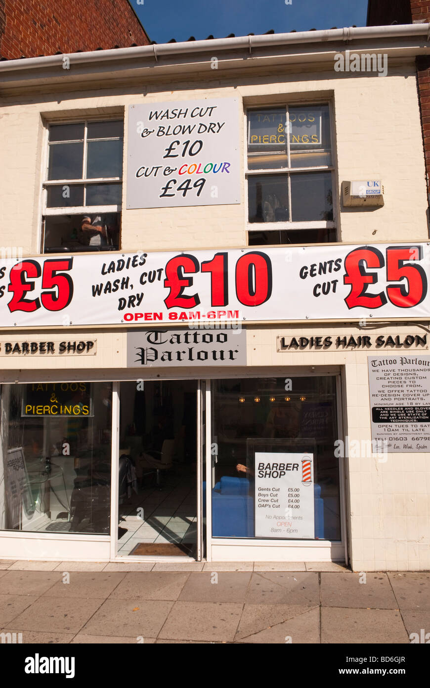 Un tatuaggio e un salone di parrucchiere per donne e uomini in Norwich Norfolk Regno Unito Foto Stock