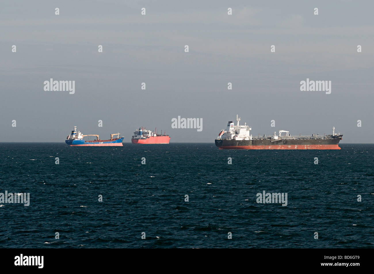 Le navi ormeggiate al largo accanto a Falmouth Harbour che sono in riparazione presso la banchina Foto Stock