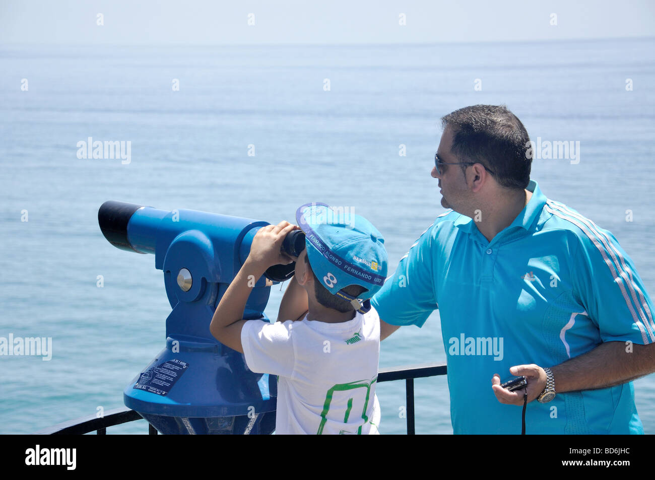 Padre e figlio con telescopio di osservazione a Balcon de Europa Lookout, Nerja, Costa del Sol, Provincia di Malaga, Andalusia, Spagna Foto Stock