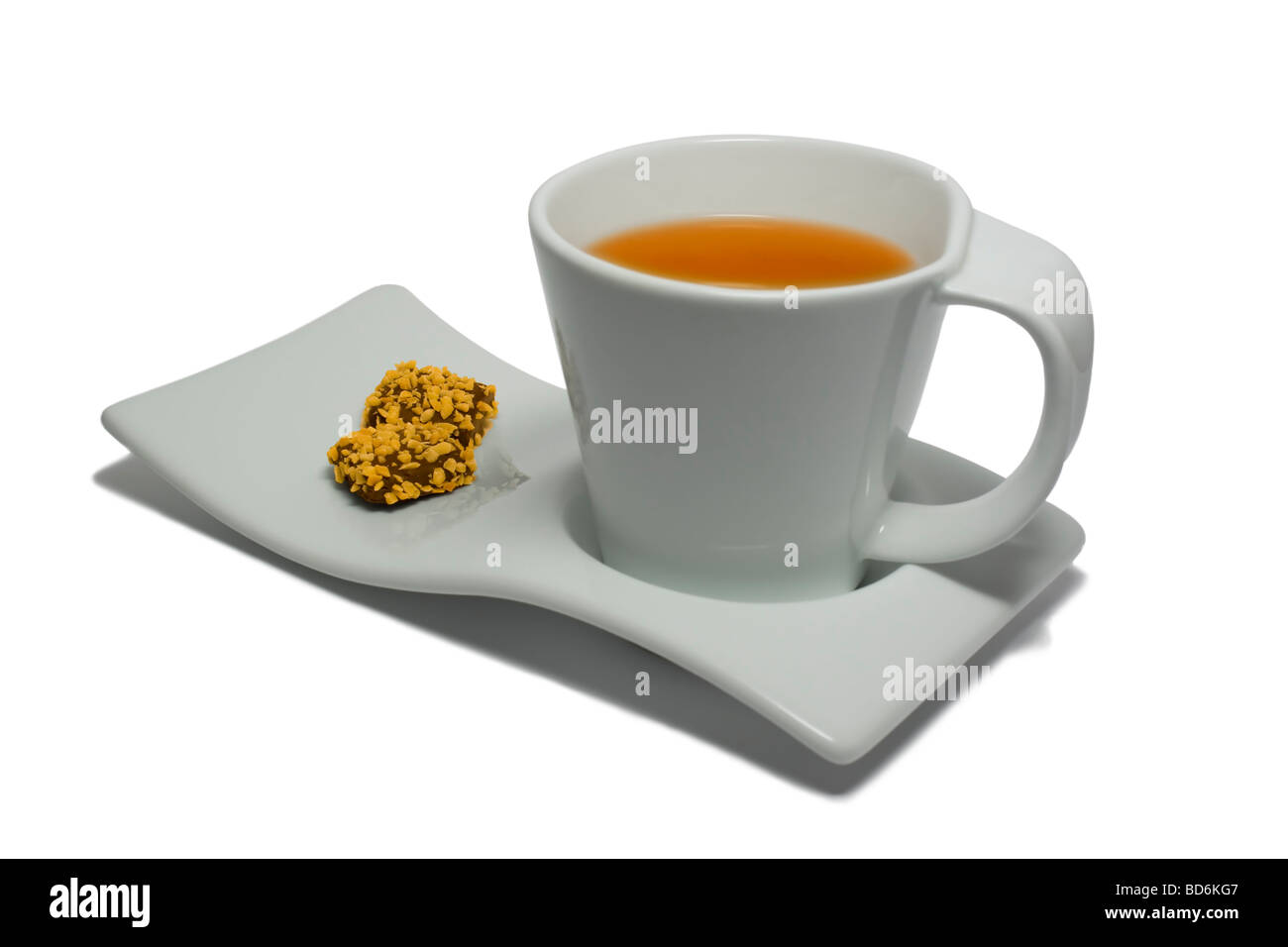 Tazza da tè piastra e cioccolatini isolati su sfondo bianco Foto Stock