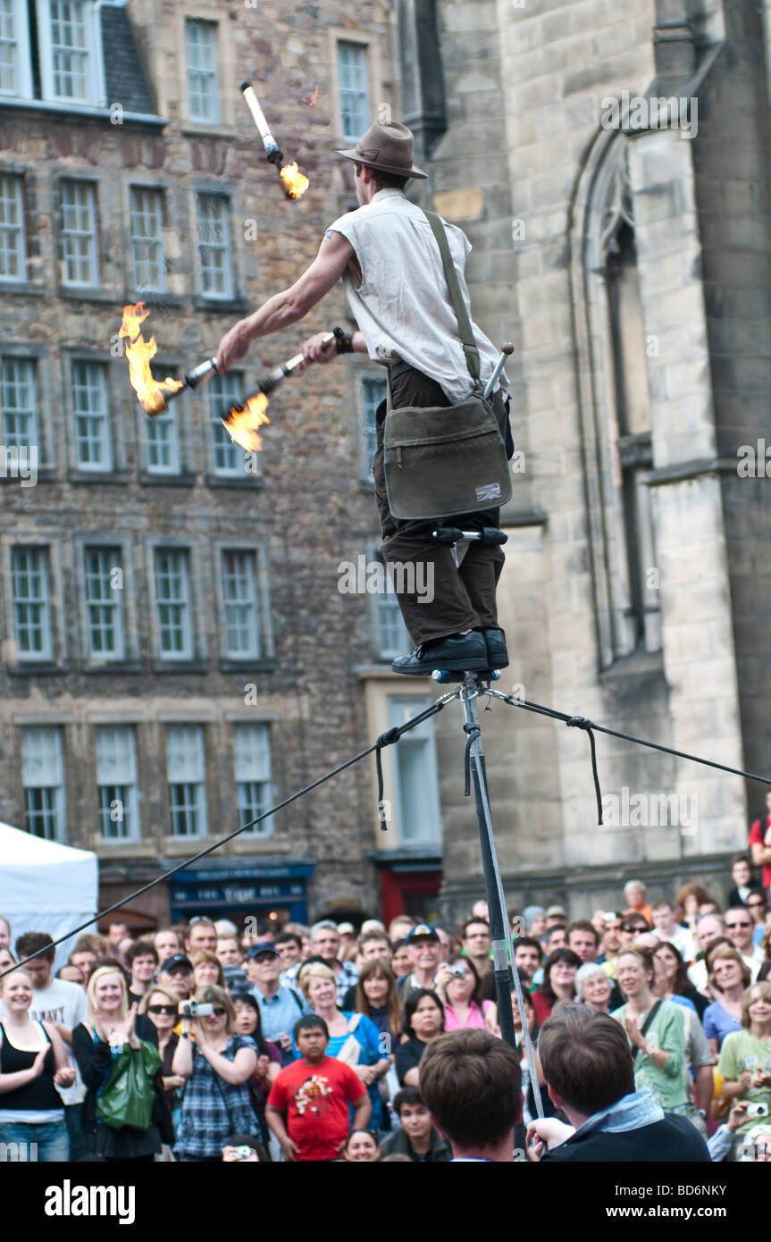 Street Performer presso il Royal Mile di Edimburgo durante il Fringe Festival 2009, Scotland, Regno Unito Foto Stock