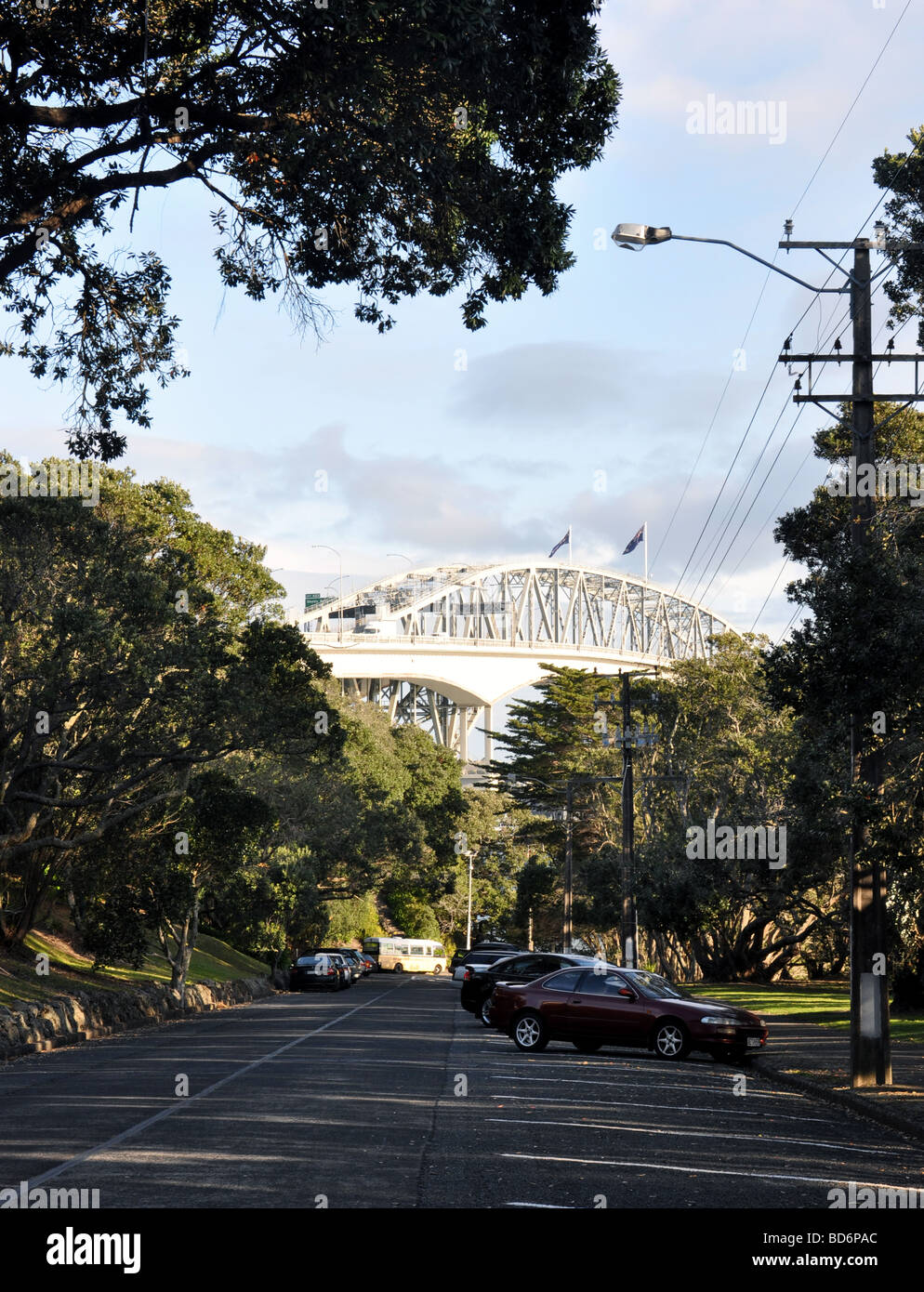 Vedute del porto di Auckland bridge presa dal punto northcote. Foto Stock