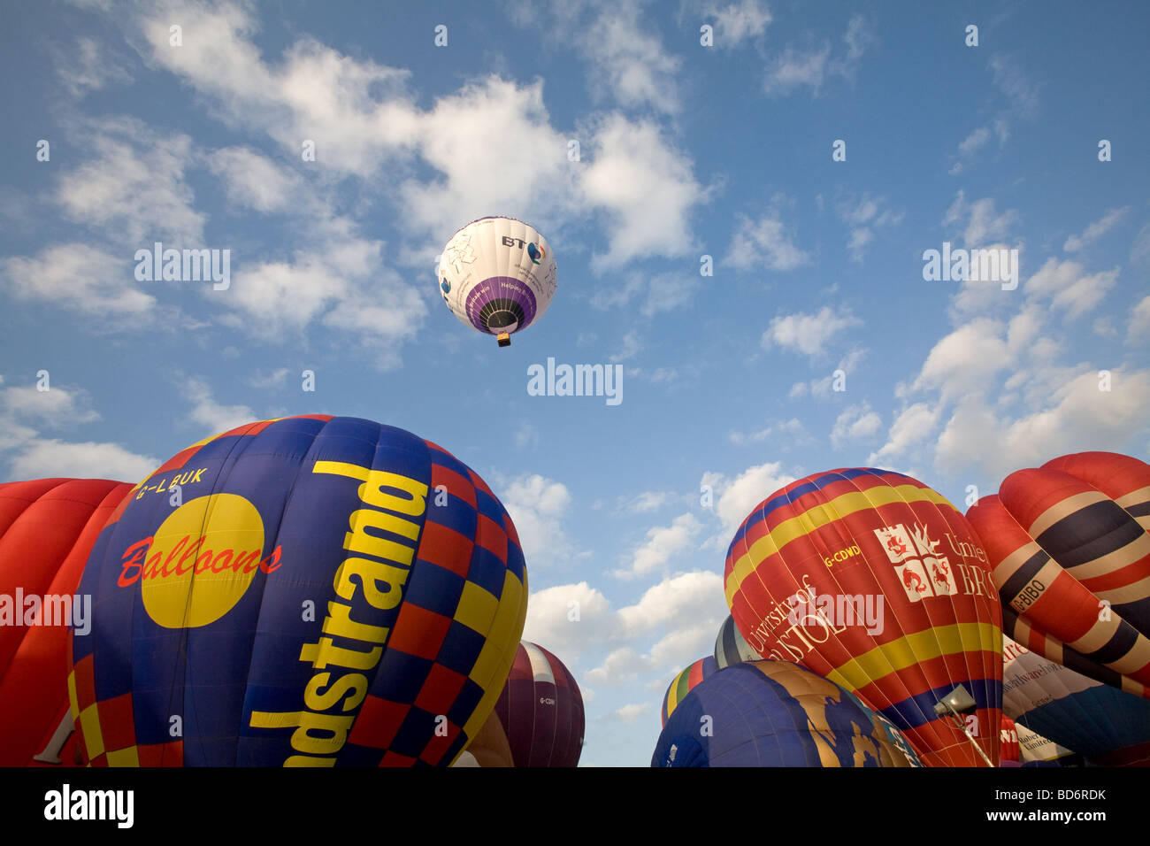 Bristol Hot-air Balloon Fiesta 2009, la mattina presto il decollo di palloncini in cielo blu e alcune nubi fini Foto Stock