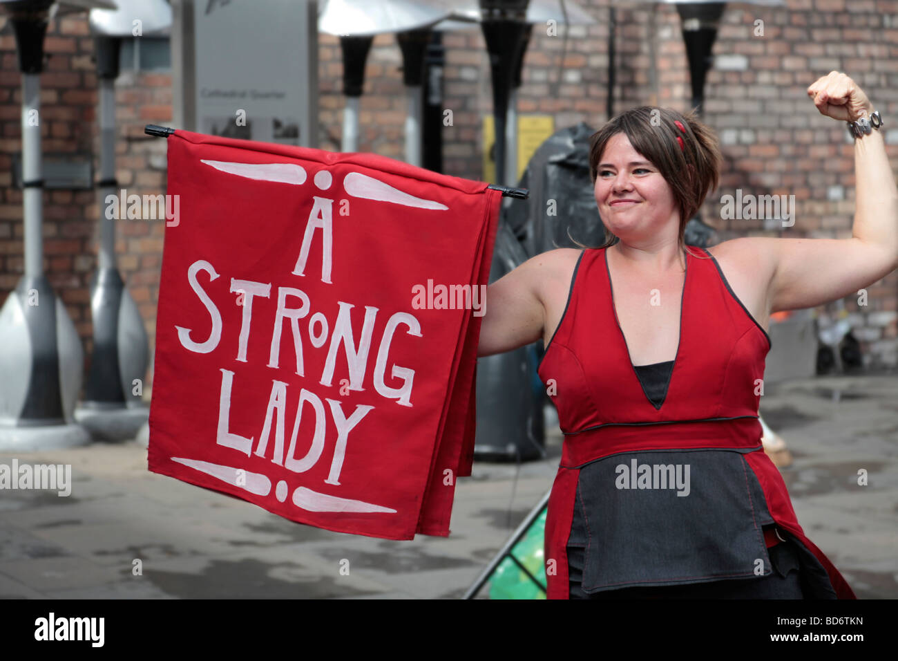 Betty Brawn (Charmaine Childs), un attore australiano, 'il più forte lady alive' esecuzione nel quartiere della Cattedrale di Belfast, NI. Foto Stock Betty Brawn (Charmaine Childs), un attore australiano, 'il più forte lady alive' esecuzione nel quartiere della Cattedrale di Belfast, NI. Foto Stock