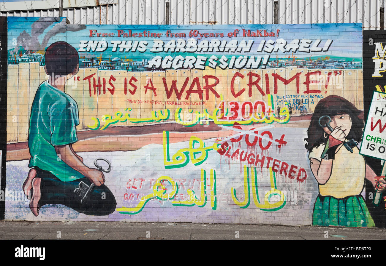 Il murale sulla parete internazionale in Divis Street, West Belfast, chiamando per la Palestina libera. Foto Stock