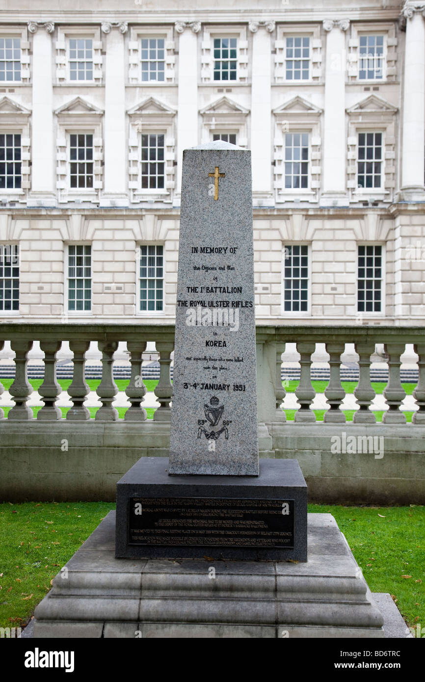 Monumento in granito ai 208 ufficiali e uomini dei Royal Ulster Fucili uccisi o feriti nella battaglia di Chaegunghyon, 1951. Belfast, Irelamd settentrionale Foto Stock