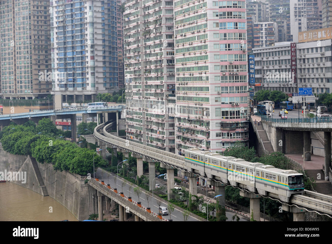 Chongqing treno metro di fronte ad alta densità di appartamenti. 02-Aug-2009 Foto Stock
